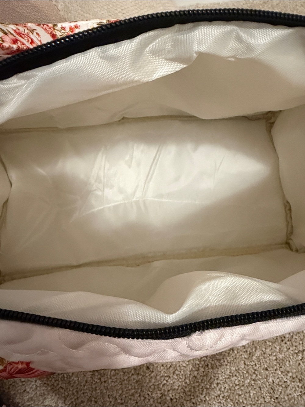 Quilted Floral Handle Travel Bag with Shih Tzu Print - White/Brown NWOT - Picture 3 of 3